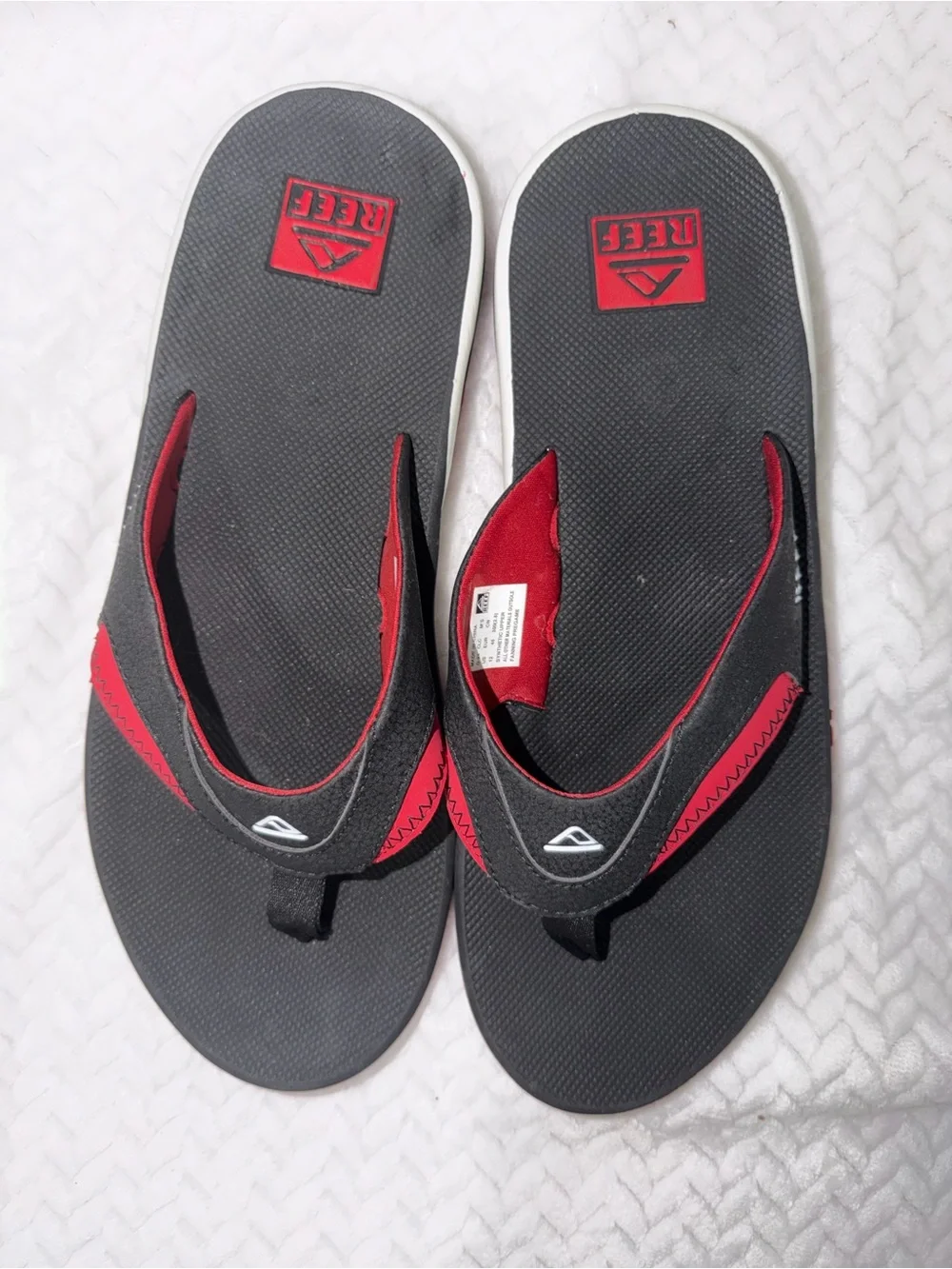 Reef Men’s Black & Red Flip-Flop Sandals with Cushioned Sole